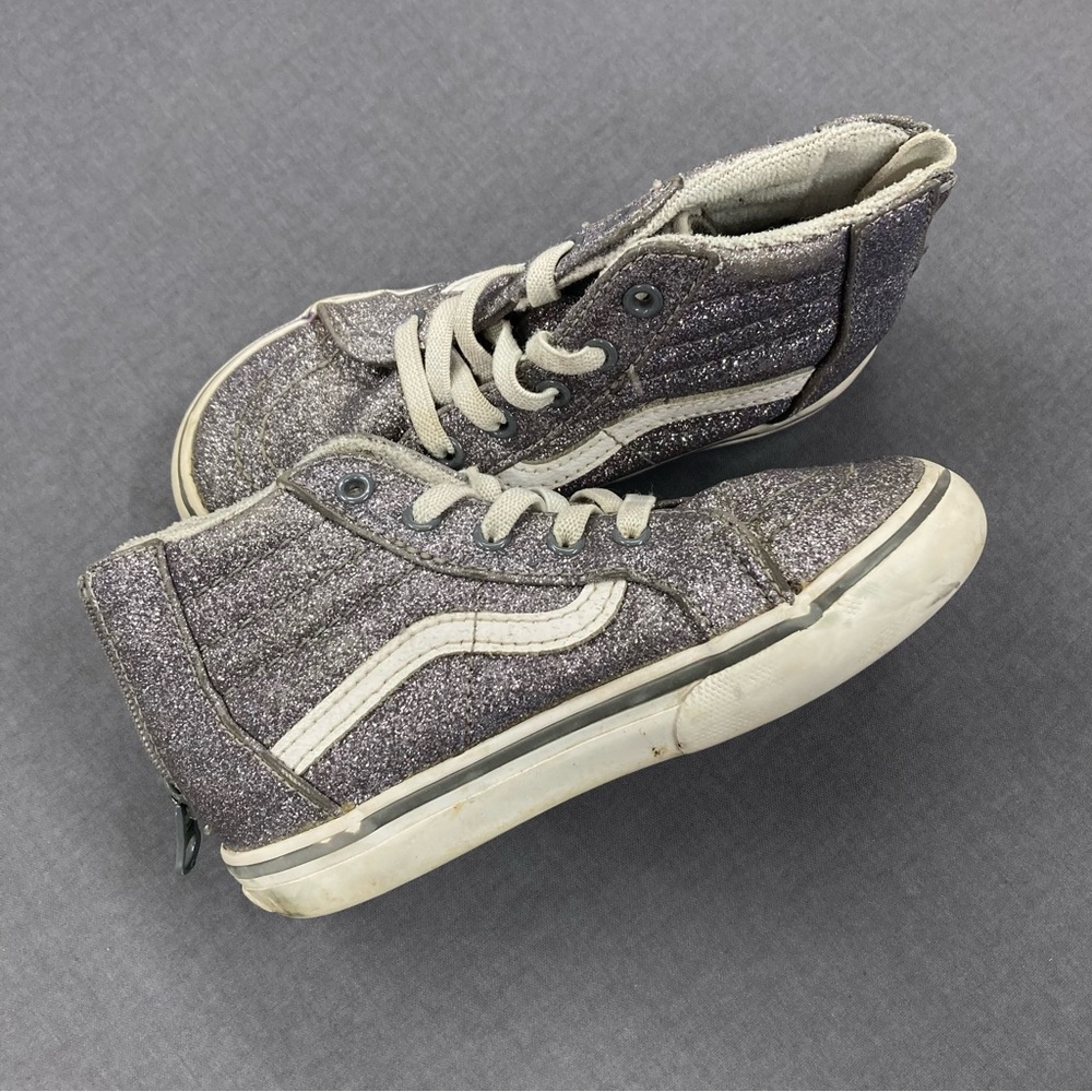 Vans Sk8-Hi toddler glitter sneakers in silver. Zip-up with stretch laces. 8.5C